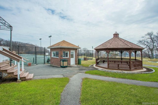 269-10 Grand Central Parkway 27T, Floral Park, NY 11005