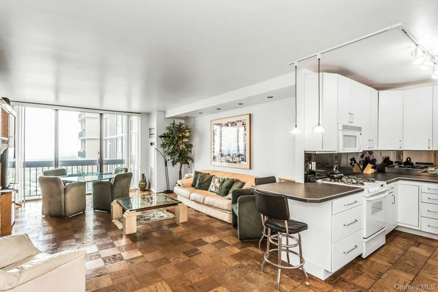 269-10 Grand Central Parkway 27T, Floral Park, NY 11005