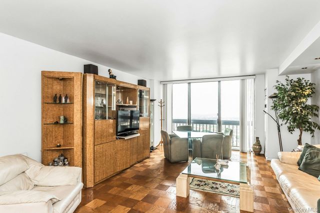 269-10 Grand Central Parkway 27T, Floral Park, NY 11005