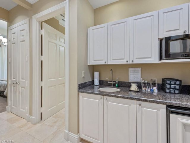 1050 Borghese LN 804, Naples, FL 34114