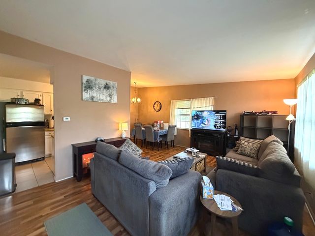 301 Cherrywood Court 301, Vernon Hills, IL 60061
