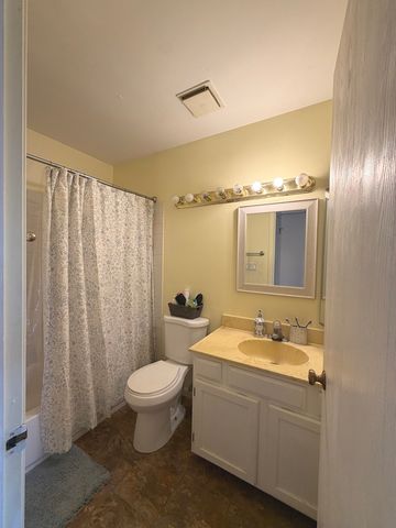 301 Cherrywood Court 301, Vernon Hills, IL 60061