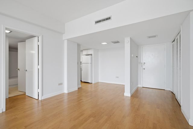 14 Lockwood Drive Apt 3i, Charleston, SC 29401
