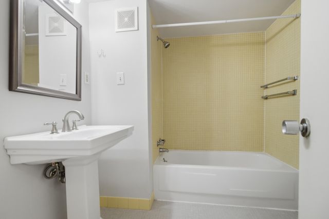 14 Lockwood Drive Apt 3i, Charleston, SC 29401