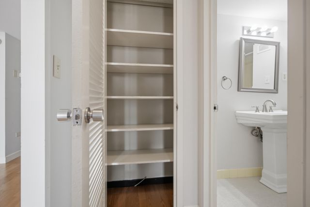 14 Lockwood Drive Apt 3i, Charleston, SC 29401