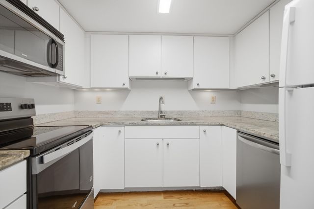 14 Lockwood Drive Apt 3i, Charleston, SC 29401