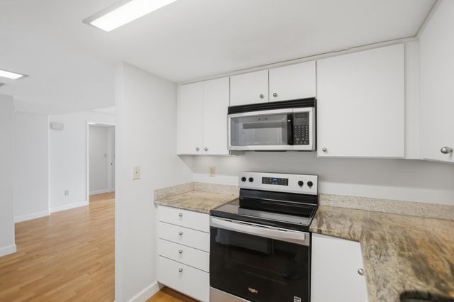 14 Lockwood Drive Apt 3i, Charleston, SC 29401