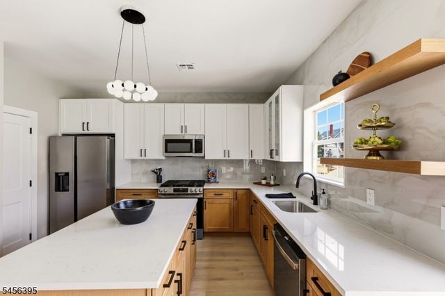 8 Somerset St, Carteret Boro, NJ 07008