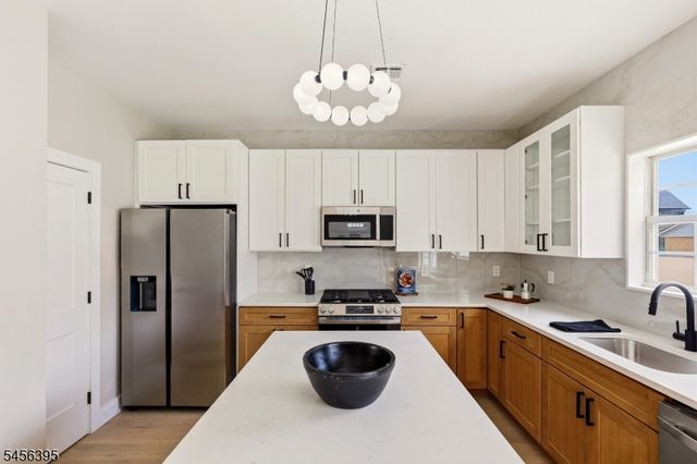 8 Somerset St, Carteret Boro, NJ 07008