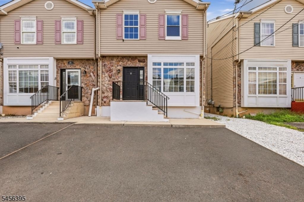 8 Somerset St, Carteret Boro, NJ 07008 — photo 2