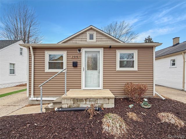21919 Avalon Street, St. Clair Shores, MI 48080