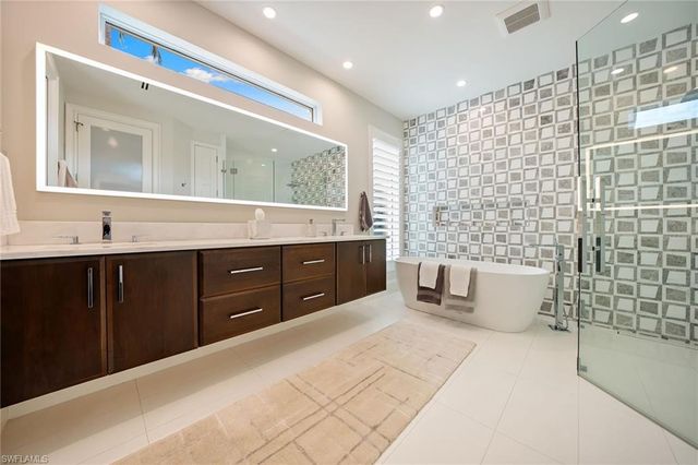 7963 Grand Bay DR 11, Naples, FL 34108