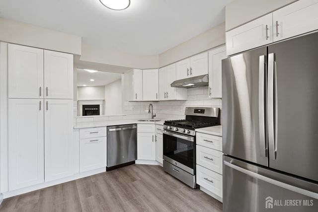 6 Wood Acres Drive, North Brunswick, NJ 08902