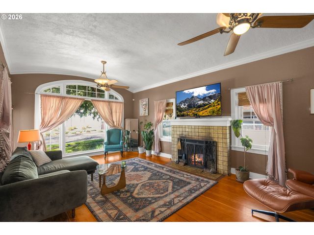 305 E CLARENDON St, Gladstone, OR 97027