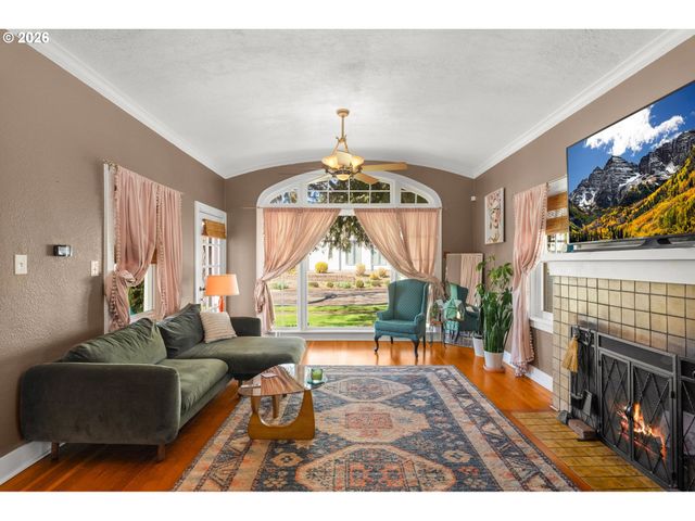 305 E CLARENDON St, Gladstone, OR 97027