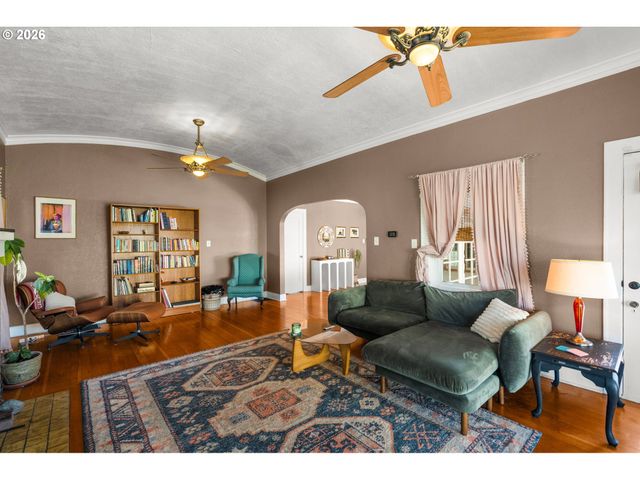 305 E CLARENDON St, Gladstone, OR 97027