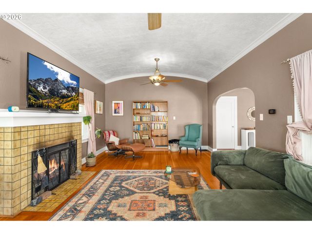 305 E CLARENDON St, Gladstone, OR 97027