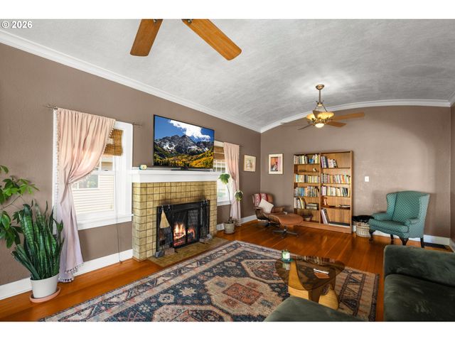 305 E CLARENDON St, Gladstone, OR 97027