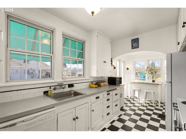 305 E CLARENDON St, Gladstone, OR 97027