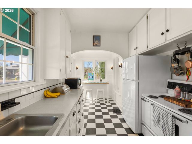 305 E CLARENDON St, Gladstone, OR 97027