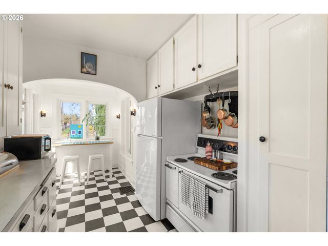 305 E CLARENDON St, Gladstone, OR 97027