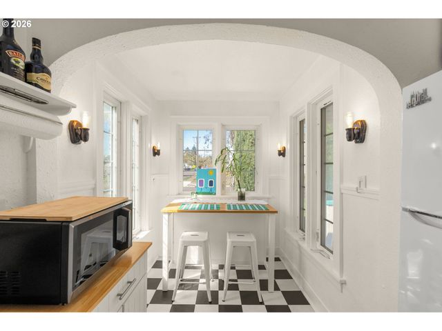 305 E CLARENDON St, Gladstone, OR 97027