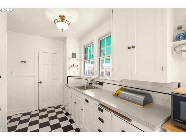 305 E CLARENDON St, Gladstone, OR 97027