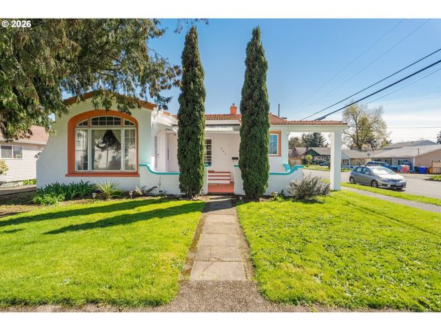 305 E CLARENDON St, Gladstone, OR 97027