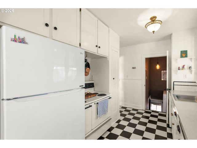 305 E CLARENDON St, Gladstone, OR 97027