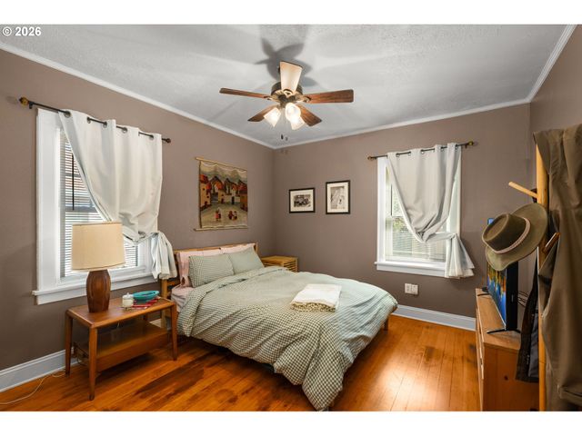 305 E CLARENDON St, Gladstone, OR 97027