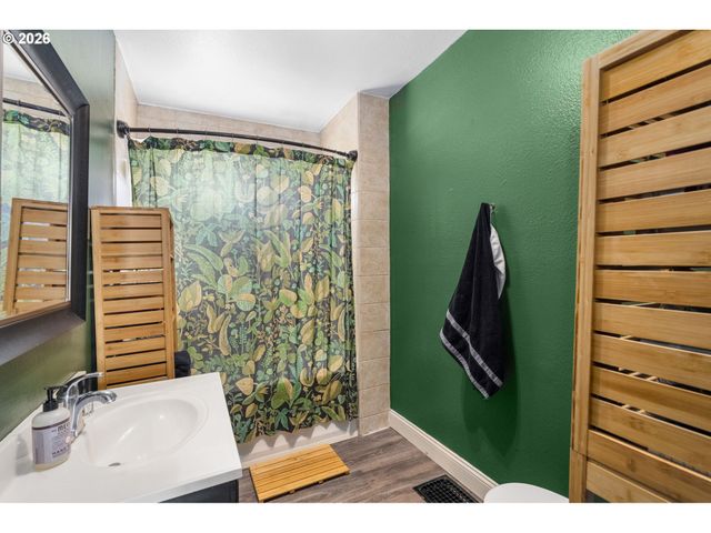 305 E CLARENDON St, Gladstone, OR 97027