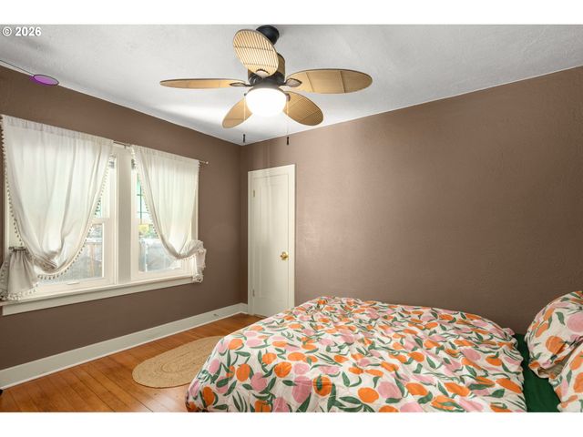 305 E CLARENDON St, Gladstone, OR 97027