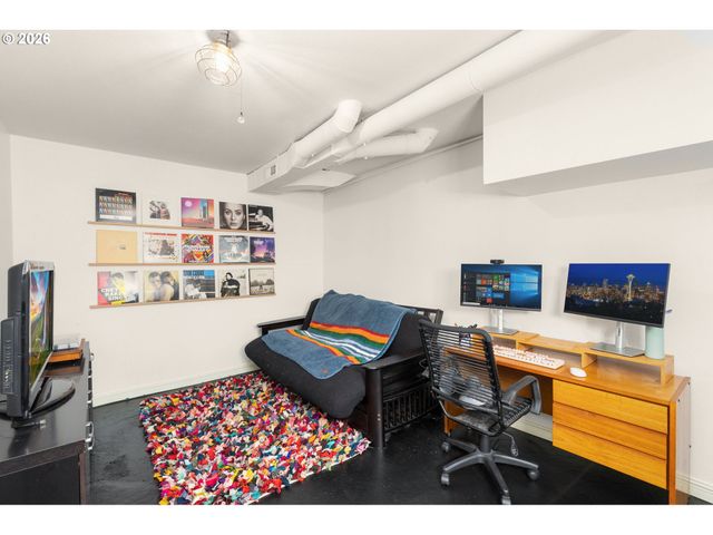 305 E CLARENDON St, Gladstone, OR 97027