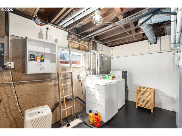 305 E CLARENDON St, Gladstone, OR 97027