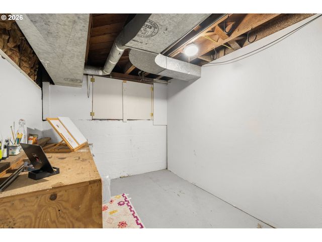 305 E CLARENDON St, Gladstone, OR 97027