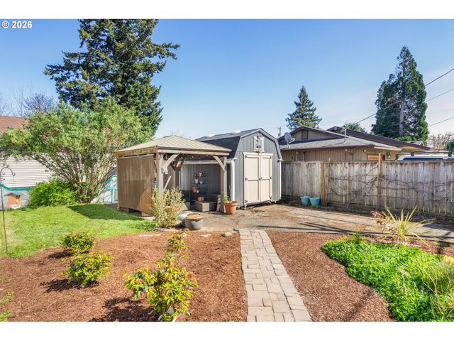 305 E CLARENDON St, Gladstone, OR 97027