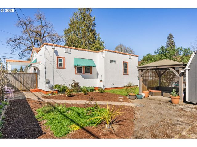 305 E CLARENDON St, Gladstone, OR 97027