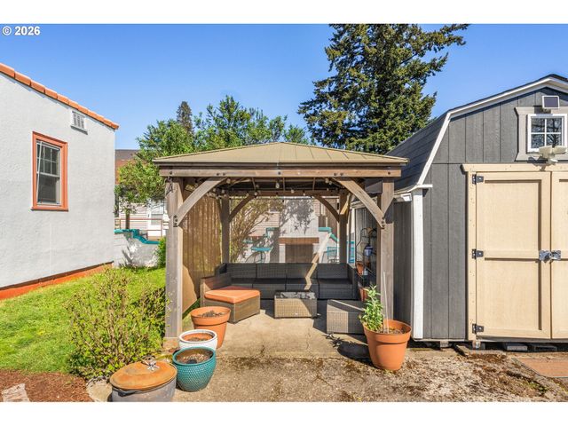 305 E CLARENDON St, Gladstone, OR 97027