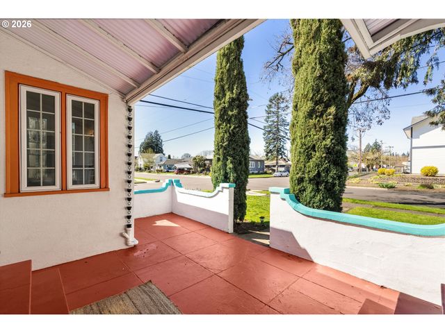 305 E CLARENDON St, Gladstone, OR 97027