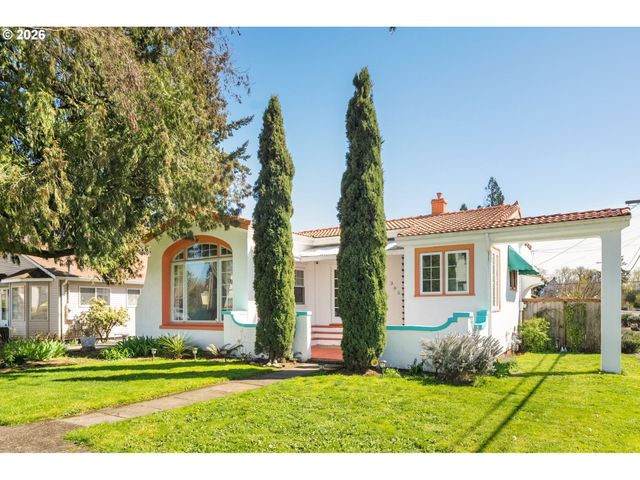 305 E CLARENDON St, Gladstone, OR 97027