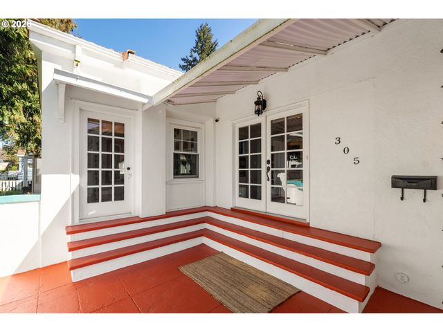 305 E CLARENDON St, Gladstone, OR 97027