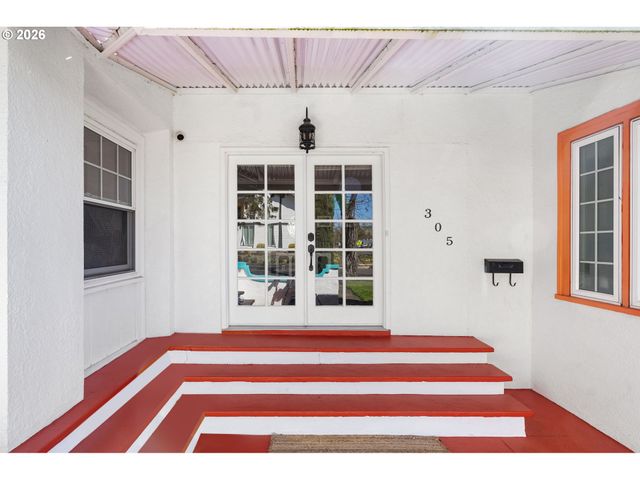 305 E CLARENDON St, Gladstone, OR 97027