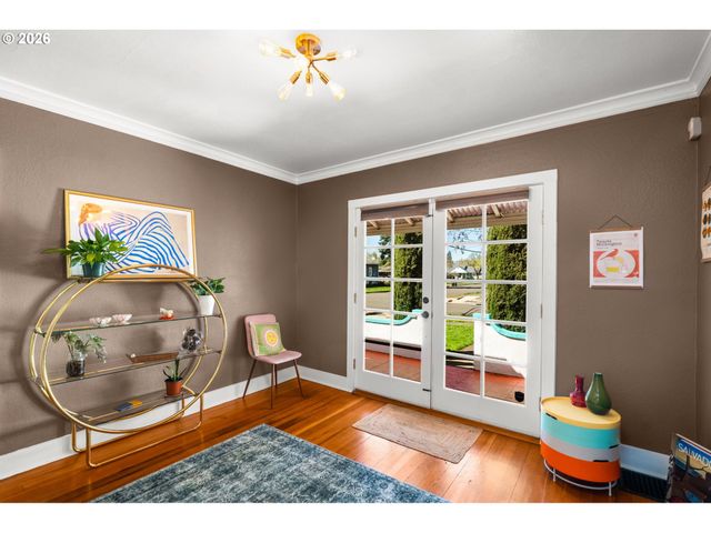 305 E CLARENDON St, Gladstone, OR 97027