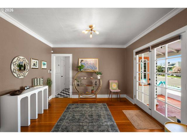 305 E CLARENDON St, Gladstone, OR 97027