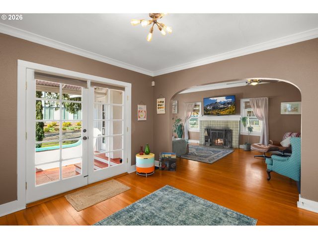 305 E CLARENDON St, Gladstone, OR 97027