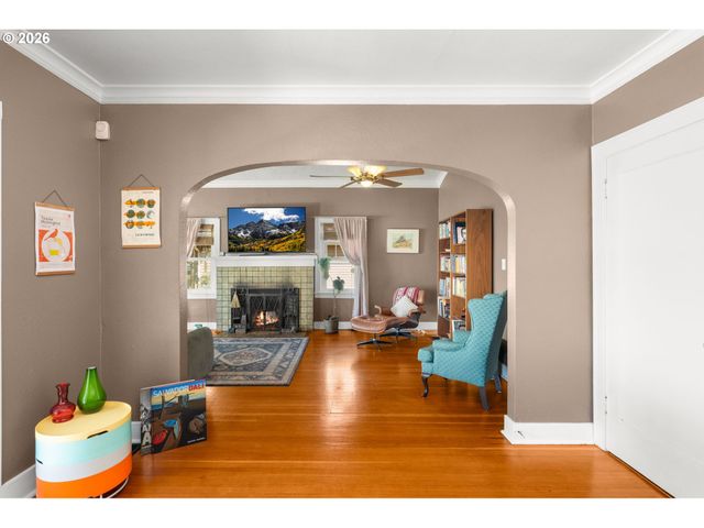 305 E CLARENDON St, Gladstone, OR 97027