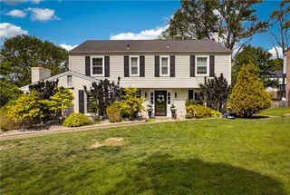 1329 Greystone Dr, Upper St Clair, PA 15241