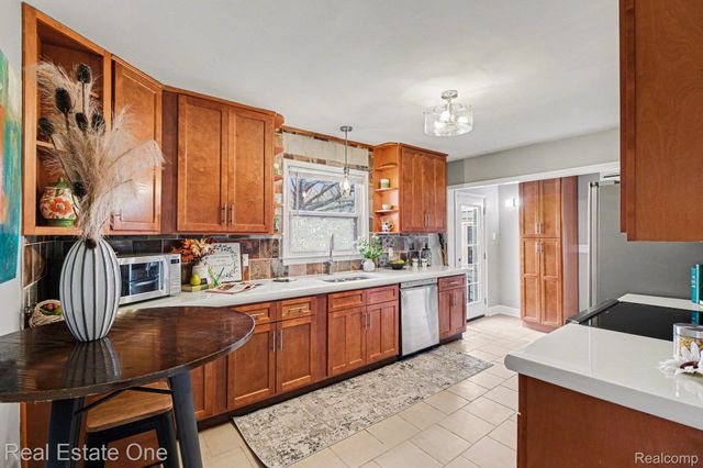 28730 Ranchwood Drive, Southfield, MI 48076