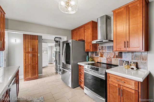 28730 Ranchwood Drive, Southfield, MI 48076