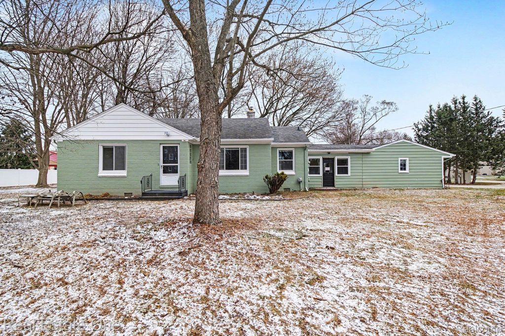 28730 Ranchwood Drive, Southfield, MI 48076